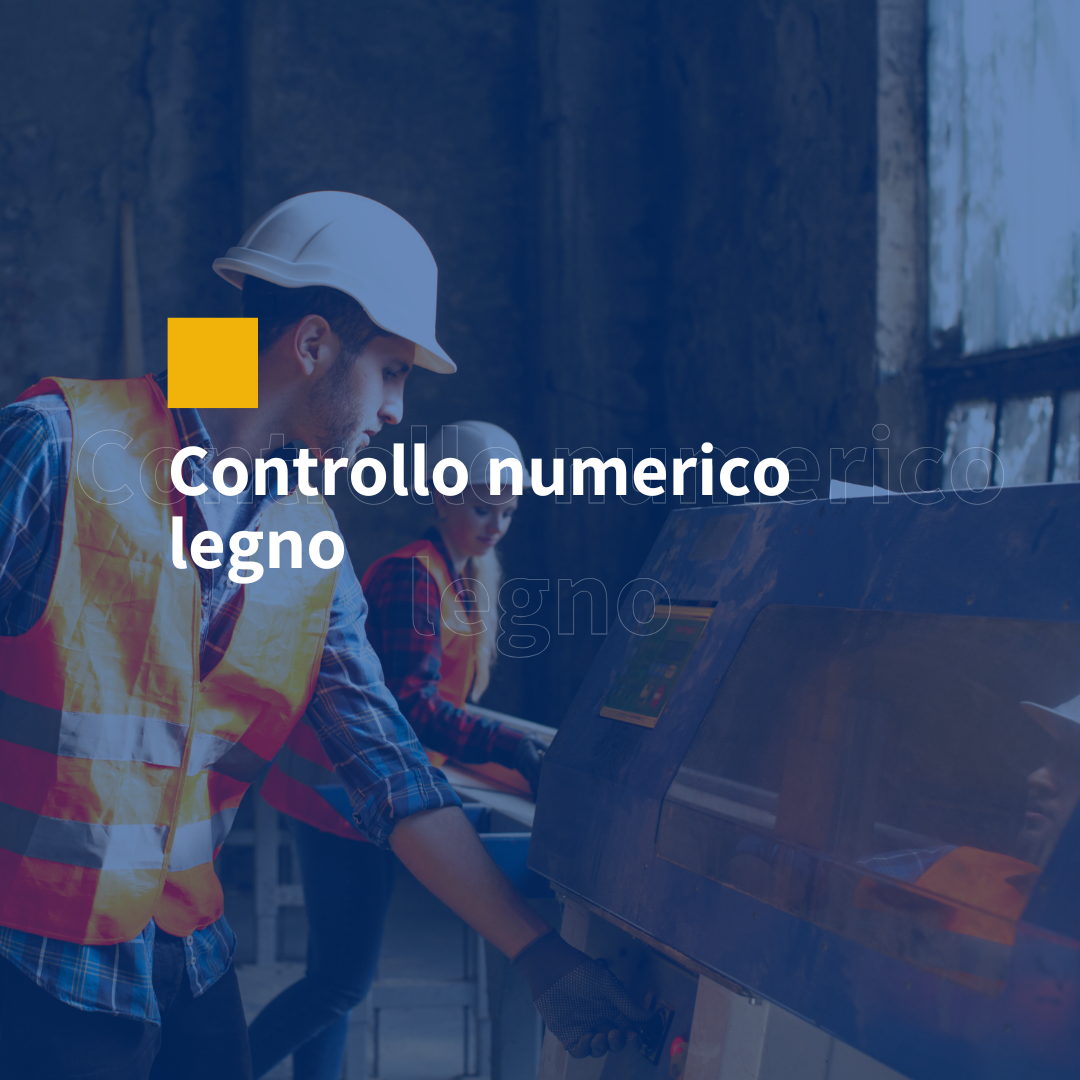 Operatore che utilizza una macchina a controllo numerico per la lavorazione del legno